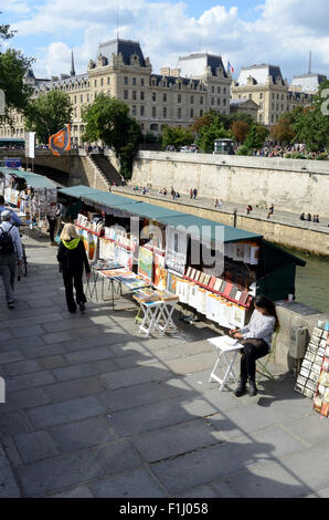 Ein Buch-Stall an den Ufern des Flusses der Seine in Paris Stockfoto