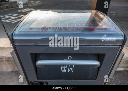 "Dicker Bauch" solar angetriebene Müll Müllpresse. Stockfoto