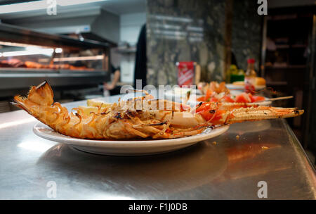 Cigalas, Kaisergranat, Dublin Bay Garnelen, Scampi gegrillt und serviert Meeresfrüchte-Bar in Torremolinos. Andalusien, Spanien. Stockfoto