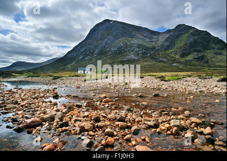 Lagangarbh Hütte von der Scottish Mountaineering Club in Glen Coe / Glencoe vor Berg Buachaille Etive Mor, Scotland, UK Stockfoto