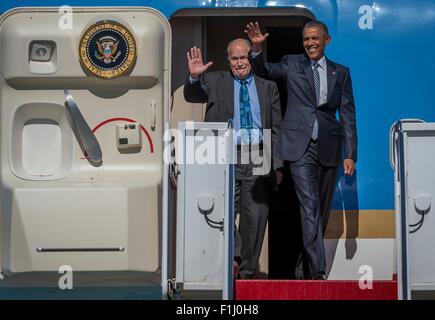 US-Präsident Barack Obama und Alaska Gouverneur Bill Walker kommt auf gemeinsamer Basis Elmendorf-Richardson an Bord der Air Force One 31. August 2015 in Anchorage, Alaska. Stockfoto