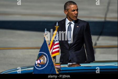 US-Präsident Barack Obama geht auf seine Autokolonne nach der Ankunft am gemeinsamen Basis Elmendorf-Richardson, sprechen auf der Konferenz über die globale Führung in der Arktis und besuchen die staatliche 31. August 2015 in Anchorage, Alaska. Die Gletscher-Konferenz beschäftigt sich mit dringenden Probleme der Arktis. Stockfoto