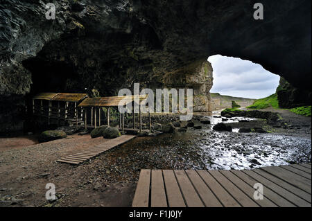 Eingang der Smoo Höhle, große kombinierte See- und Süßwasser Cave in Durness, Sutherland, Schottisches Hochland, Schottland, UK Stockfoto