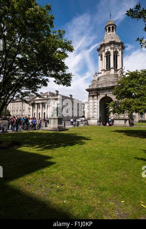 Reiseleiter, die Menschen durch das Gelände des Trinity College Dublin, Irland. Stockfoto