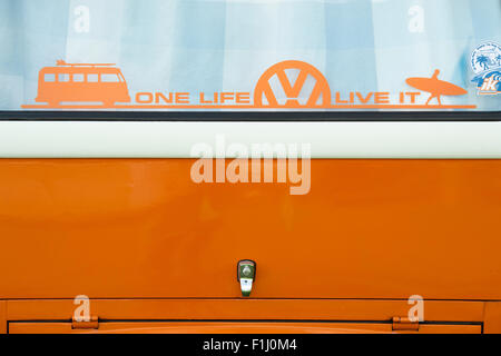 VW Volkswagen Camper van Heck Fenster mit Aufkleber "ein Leben leben" Stockfoto