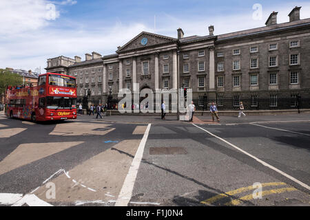 Der Haupteingang zum Trinity College Dublin College Green, Irland. Stockfoto