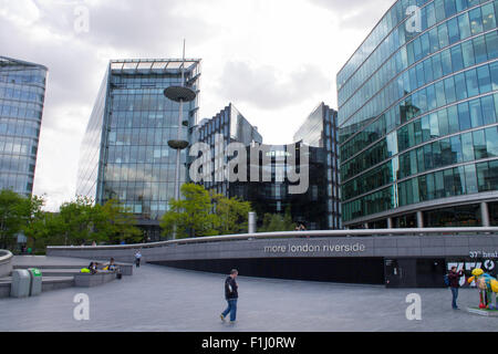 London City Riverside während der anstrengenden Nachmittag. Einheimische und Touristen auf der Straße. Stockfoto