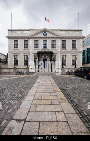 Das Herrenhaus auf Dawson Street, Dublin. Mayoral Residenz, Flagge auf Halbmast in Trauer. Dublin Irland Stockfoto