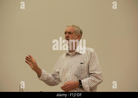 Colchester, UK. 2. September 2015. Jeremy Corbyn befasst sich mit Anhänger bei Ivor Crewe Hörsaal, Colchester, UK. Bildnachweis: Rodney Jones/Alamy Live-Nachrichten Stockfoto