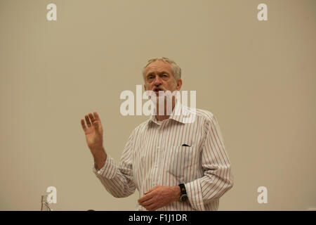 Colchester, UK. 2. September 2015. Jeremy Corbyn befasst sich mit Anhänger bei Ivor Crewe Hörsaal, Colchester, UK. Bildnachweis: Rodney Jones/Alamy Live-Nachrichten Stockfoto