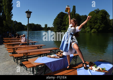 Dpa-exklusiv - das 'Oktoberfest Wiesn' Playmate 2015, Jessica Kuehne posiert in einem traditionellen bayerischen "Dirndl" Kleid, in einem Biergarten am See Kleinhesseloh in München, 29. August 2015. Foto: Felix Hoerhager/dpa Stockfoto