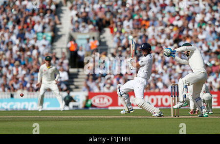 Englands Kapitän Alastair Cook Wimper tagsüber entsprechen zwei der Investec Asche Testreihen zwischen England und Australien auf das Oval in London. 21. August 2015. James Boardman / Tele Bilder + 44 7967 642437 Stockfoto