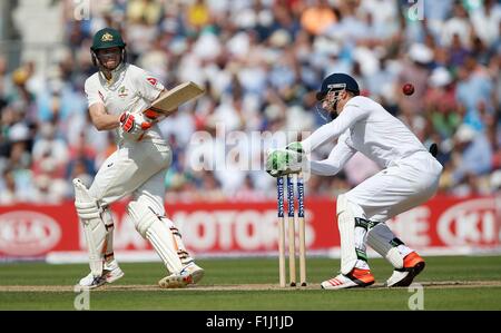 Australiens Steven Smith fegt den Ball vorbei an Englands Wicketwächter Jos Buttler tagsüber zwei der Baureihe Investec Asche Test Match zwischen England und Australien auf das Oval in London. 21. August 2015. James Boardman / Tele Bilder + 44 7967 642437 Stockfoto