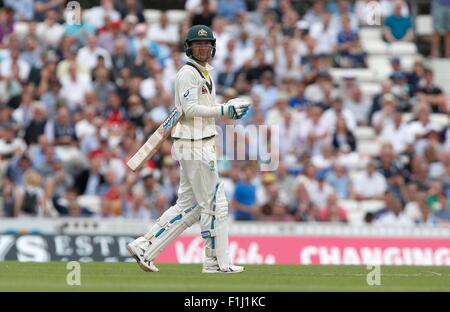 Australiens Kapitän Michael Clarke kommt aus dem Feld nach dem Fang von Jos Butler während der Investec Asche Testreihen Spiel zwischen England und Australien auf das Oval in London. 20. August 2015. James Boardman / Tele Bilder + 44 7967 642437 Stockfoto