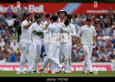 Englands Moeen Ali feiert Entlassung Australiens David Warner während der Investec Asche Testreihen Spiel zwischen England und Australien auf das Oval in London. 20. August 2015. James Boardman / Tele Bilder + 44 7967 642437 Stockfoto