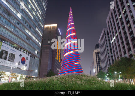 Seoul, Südkorea - 9. August 2015: Cheongyecheon neu renovierte 10,9 km langen öffentlichen Erholungsraum in der Innenstadt von Seoul Stockfoto