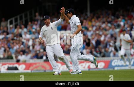 Englands Kapitän Alastair Cook feiert fangen Australiens Chris Rogers mit Ian Bell während der Investec Asche Testreihen Spiel zwischen England und Australien auf das Oval in London. 20. August 2015. James Boardman / Tele Bilder + 44 7967 642437 Stockfoto