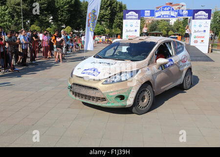 ISTANBUL, Türkei - 26. Juli 2015: Ferhat Tanribilir mit Ford Fiesta R2 in Siegerehrung des Bosporus Rallye 2015 Stockfoto