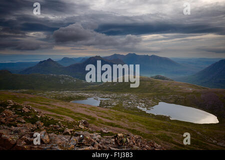 Die Aussicht vom Ruadh Stac Mor über Beinn Dearg Mor und Beinn Dearg Bheag mit An Teallach hinaus Fisherfield Wald. Stockfoto