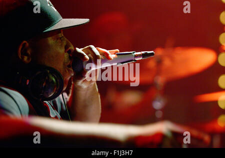 Hamburg, Deutschland. 1. Sep, 2015. US-amerikanischer Hip-Hop-Künstler "DJ Premier" führt im Mojo Club in Hamburg, Deutschland, 1. September 2015. Während seiner aktuellen Tour wird er von einer live-Band begleitet. Berühmt wurde er mit dem Rap-Duo "Gang Starr" in den 1990er Jahren. Foto: Henrik Josef Boerger/Dpa - NO-Draht-SERVICE-/ Dpa/Alamy Live News Stockfoto