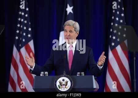 Philadelphia, USA. 2. Sep, 2015. US-Außenminister John Kerry hält eine Rede auf das Nuklearabkommen mit dem Iran an das National Constitution Center in Philadelphia, Pennsylvania, USA, 2. September 2015. US-Außenminister John Kerry am Mittwoch versucht, Unterstützung für den Iran Nuklearabkommen zu erweitern, nachdem die Verwaltung mindestens des Kongresses Stimmen erforderlich, um das Geschäft am Leben gewonnen. Bildnachweis: Yin Bogu/Xinhua/Alamy Live-Nachrichten Stockfoto