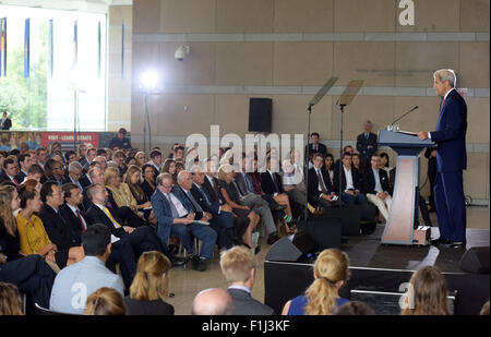 Philadelphia, USA. 2. Sep, 2015. US-Außenminister John Kerry hält eine Rede auf das Nuklearabkommen mit dem Iran an das National Constitution Center in Philadelphia, Pennsylvania, USA, 2. September 2015. US-Außenminister John Kerry am Mittwoch versucht, Unterstützung für den Iran Nuklearabkommen zu erweitern, nachdem die Verwaltung mindestens des Kongresses Stimmen erforderlich, um das Geschäft am Leben gewonnen. Bildnachweis: Yin Bogu/Xinhua/Alamy Live-Nachrichten Stockfoto