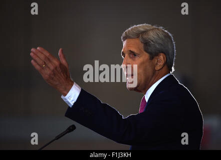 Philadelphia, USA. 2. Sep, 2015. US-Außenminister John Kerry hält eine Rede auf das Nuklearabkommen mit dem Iran an das National Constitution Center in Philadelphia, Pennsylvania, USA, 2. September 2015. US-Außenminister John Kerry am Mittwoch versucht, Unterstützung für den Iran Nuklearabkommen zu erweitern, nachdem die Verwaltung mindestens des Kongresses Stimmen erforderlich, um das Geschäft am Leben gewonnen. Bildnachweis: Yin Bogu/Xinhua/Alamy Live-Nachrichten Stockfoto