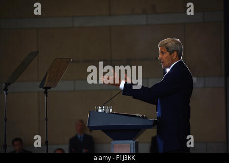 Philadelphia, USA. 2. Sep, 2015. US-Außenminister John Kerry hält eine Rede auf das Nuklearabkommen mit dem Iran an das National Constitution Center in Philadelphia, Pennsylvania, USA, 2. September 2015. US-Außenminister John Kerry am Mittwoch versucht, Unterstützung für den Iran Nuklearabkommen zu erweitern, nachdem die Verwaltung mindestens des Kongresses Stimmen erforderlich, um das Geschäft am Leben gewonnen. Bildnachweis: Yin Bogu/Xinhua/Alamy Live-Nachrichten Stockfoto