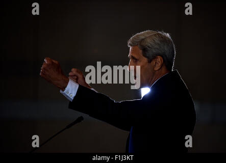 Philadelphia, USA. 2. Sep, 2015. US-Außenminister John Kerry hält eine Rede auf das Nuklearabkommen mit dem Iran an das National Constitution Center in Philadelphia, Pennsylvania, USA, 2. September 2015. US-Außenminister John Kerry am Mittwoch versucht, Unterstützung für den Iran Nuklearabkommen zu erweitern, nachdem die Verwaltung mindestens des Kongresses Stimmen erforderlich, um das Geschäft am Leben gewonnen. Bildnachweis: Yin Bogu/Xinhua/Alamy Live-Nachrichten Stockfoto