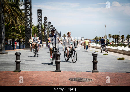 Radfahren entlang der Barceloneta Strand promenade Stockfoto