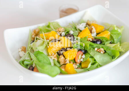 Rucola-Salat mit Parmesan-Käse und Orange Früchte Stockfoto