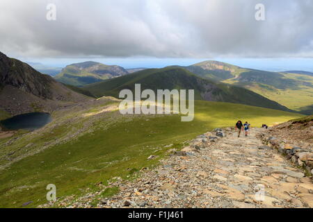 Wanderer steigen Sie Llanberis Track auf Snowdon Stockfoto