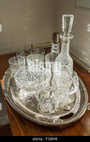 VIRGINIA, USA - Kristall-Glas auf dem Silbertablett serviert. Stockfoto