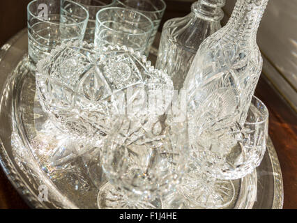 VIRGINIA, USA - Schnitt Kristallglas auf Silbertablett. Stockfoto