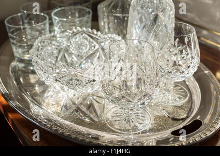 VIRGINIA, USA - Kristall-Glas auf dem Silbertablett serviert. Stockfoto