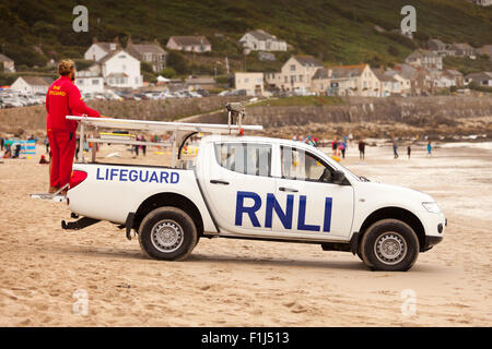 RNLI Rettungsschwimmer Fahrzeug für den Einsatz am Strand, Baden und Surfen, Sennen Cove, Cornwall UK zu überwachen Stockfoto