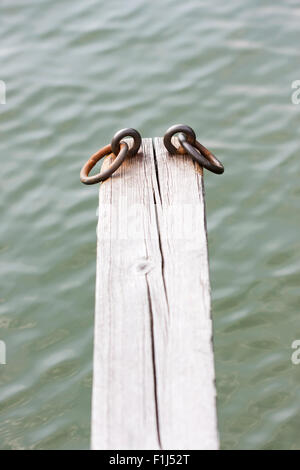 Eisen-Schleifen auf einen Träger aus Holz, Boote zu binden Stockfoto