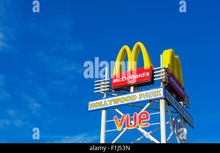 McDonalds-Schild, goldenen Bögen im Retailpark, Furness, Cumbria, England UK Stockfoto