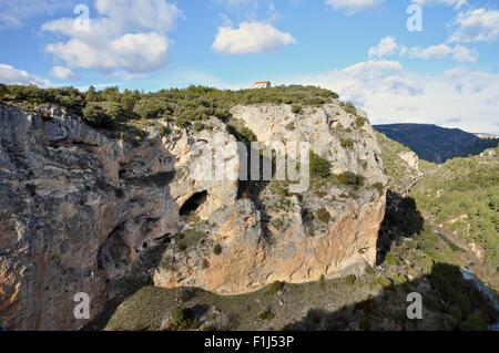 Blick auf die Landschaft von Ventano del Diablo, wo sich eine Schlucht mit dem Fluss Jucar am Fuße befindet (Villalba de la Sierra, Cuenca, Castilla-La Mancha, Spanien) Stockfoto