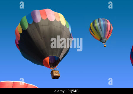 bunten Heißluftballons abheben Stockfoto