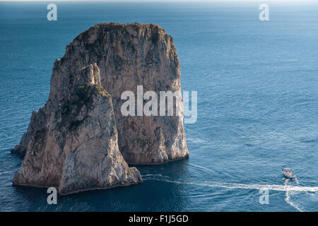 Felsen-Insel in der Nähe von Capri, Italien, umgeben vom tiefblauen Meer Stockfoto