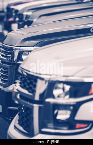 Neue LKW auf Lager. Neue LKW-Händler Inventar Nahaufnahme. Stockfoto