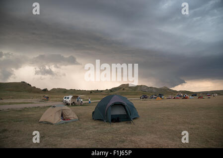 Dunkle Wolken aus einem schweren Gewitter, die bald Hagel und hohe bringen Winde Bären auf einem Campingplatz, gefüllt mit Zelt in der Stockfoto