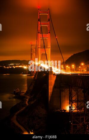 Die Golden Gate Bridge bei Nacht in der vertikalen Fotografie. San Francisco, Kalifornien, USA. Stockfoto