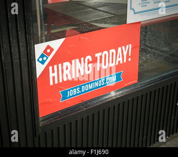 Ein Schild im Fenster ein Domino Pizza in New York berät potenzielle Bewerber die Möglichkeiten in der Fast-Food-Industrie, auf Freitag, 28. August 2015 gesehen.  (© Richard B. Levine) Stockfoto