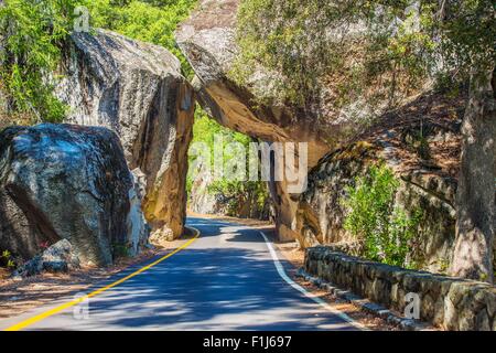 Natural Stone Bridge und die Straße durch die Berge der Sierra Nevada in Kalifornien. Stockfoto