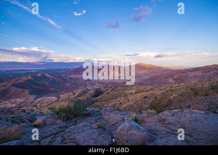 Coachella Tal und Berge Sommer Sonnenuntergang. Palm Desert, Palm Springs und La Quinta Stadt im Tal. Kalifornien, USA. Stockfoto