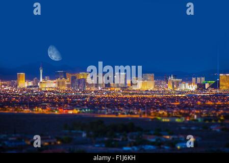 Las Vegas Strip und den Mond. Las Vegas-Panorama in der Nacht. Nevada, USA. Stockfoto