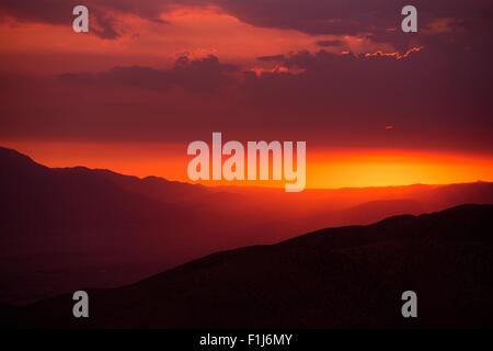 Malerische California Sunset. Coachella Valley Sommer Sonnenuntergang. Tallandschaft. San Jacinto Berge Blick vom kleinen San Bernardin Stockfoto