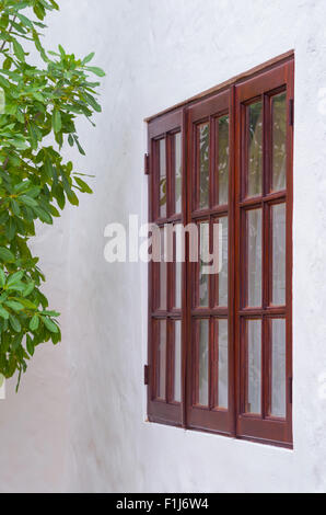 Alte Fenster im Stil des ländlichen Hauses, braunen Rahmen Stockfoto